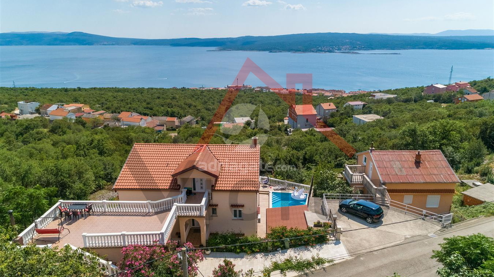 CRIKVENICA - kuća s tri stana, bazenom i garažom